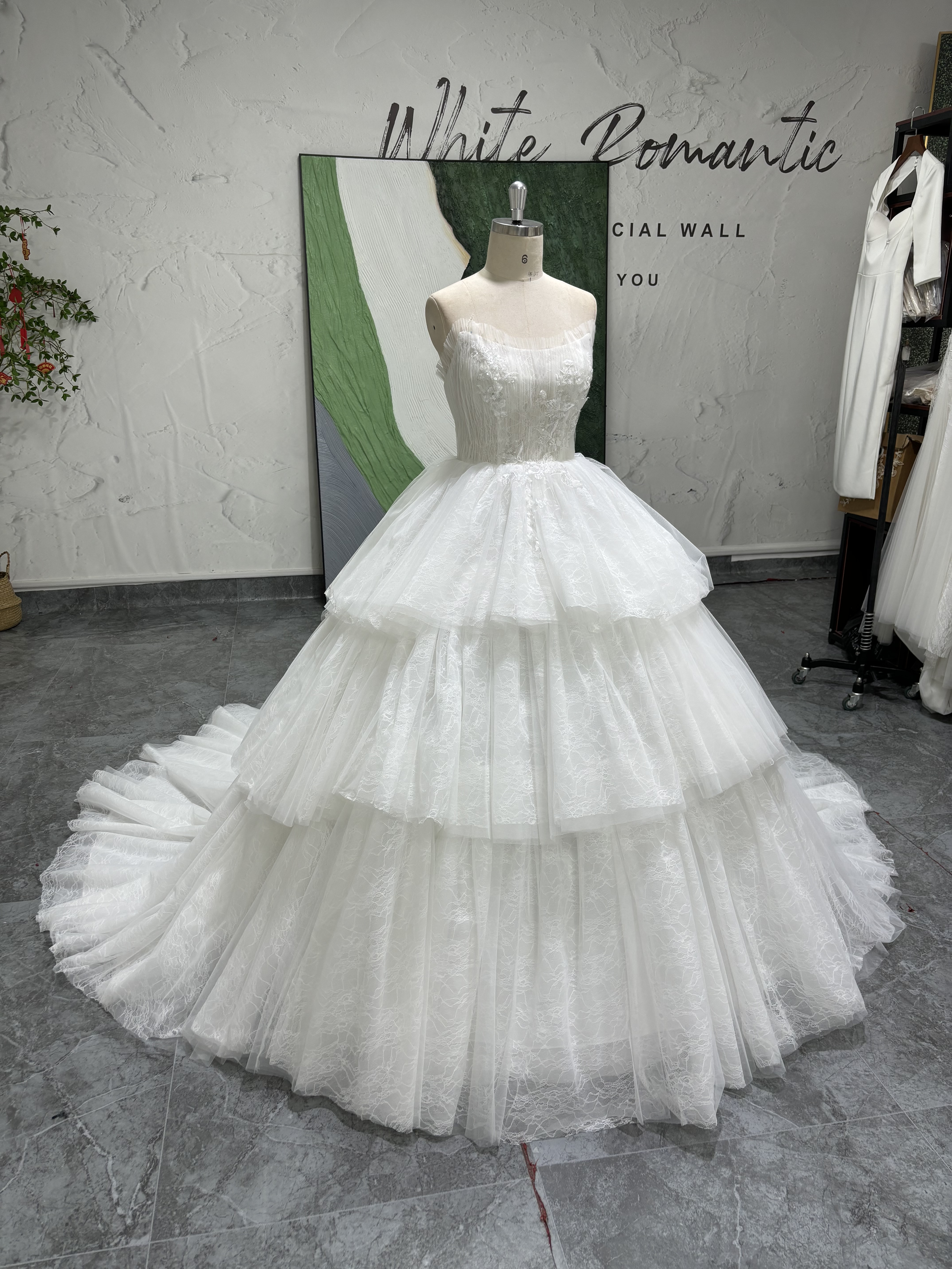 大人気上昇中　白　ボリューム　プリンセスライン　多層チュール　花柄レース　ボリューム　チューブトップ　前撮り衣装海外挙式