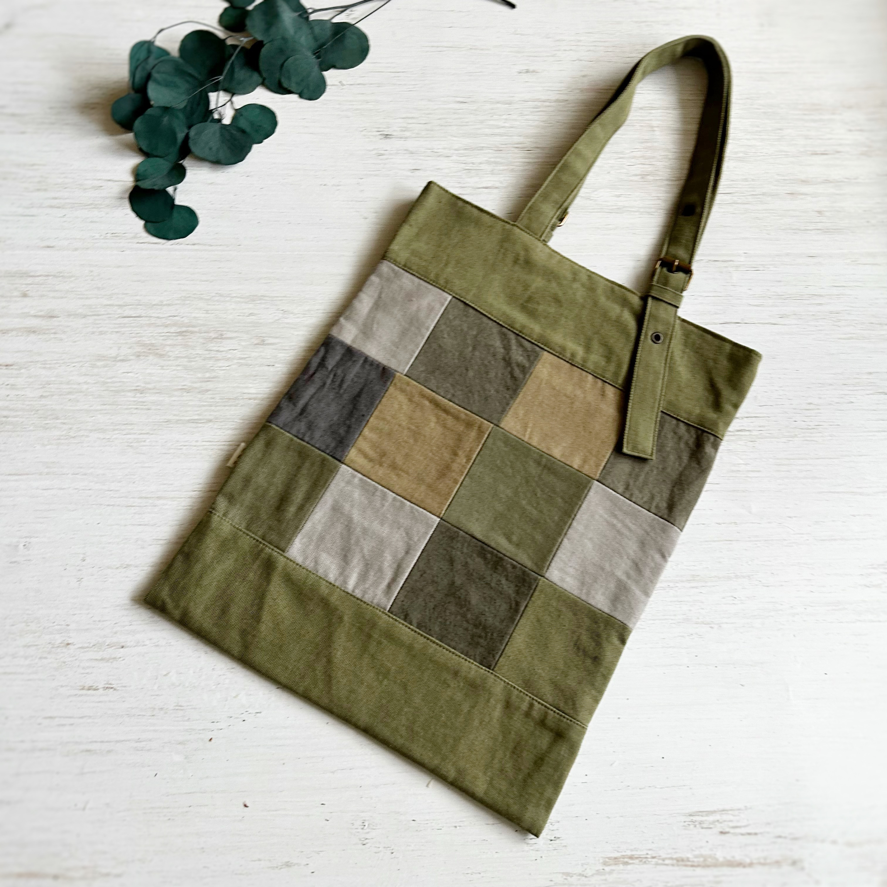 【送料無料】パッチワークなバックル仕立てバッグ（カーキ）
