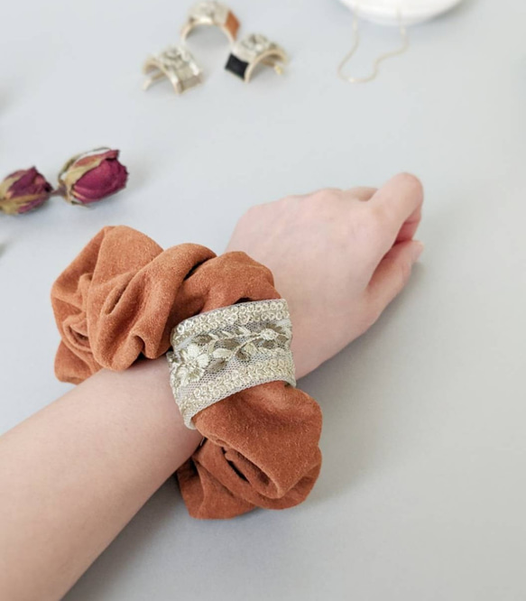 ホリデーボックス2025/選べるカラー/本革スエード大人のためのバンスクリップリボン小さめ＆ インド刺繍リボンシュシュ 11枚目の画像