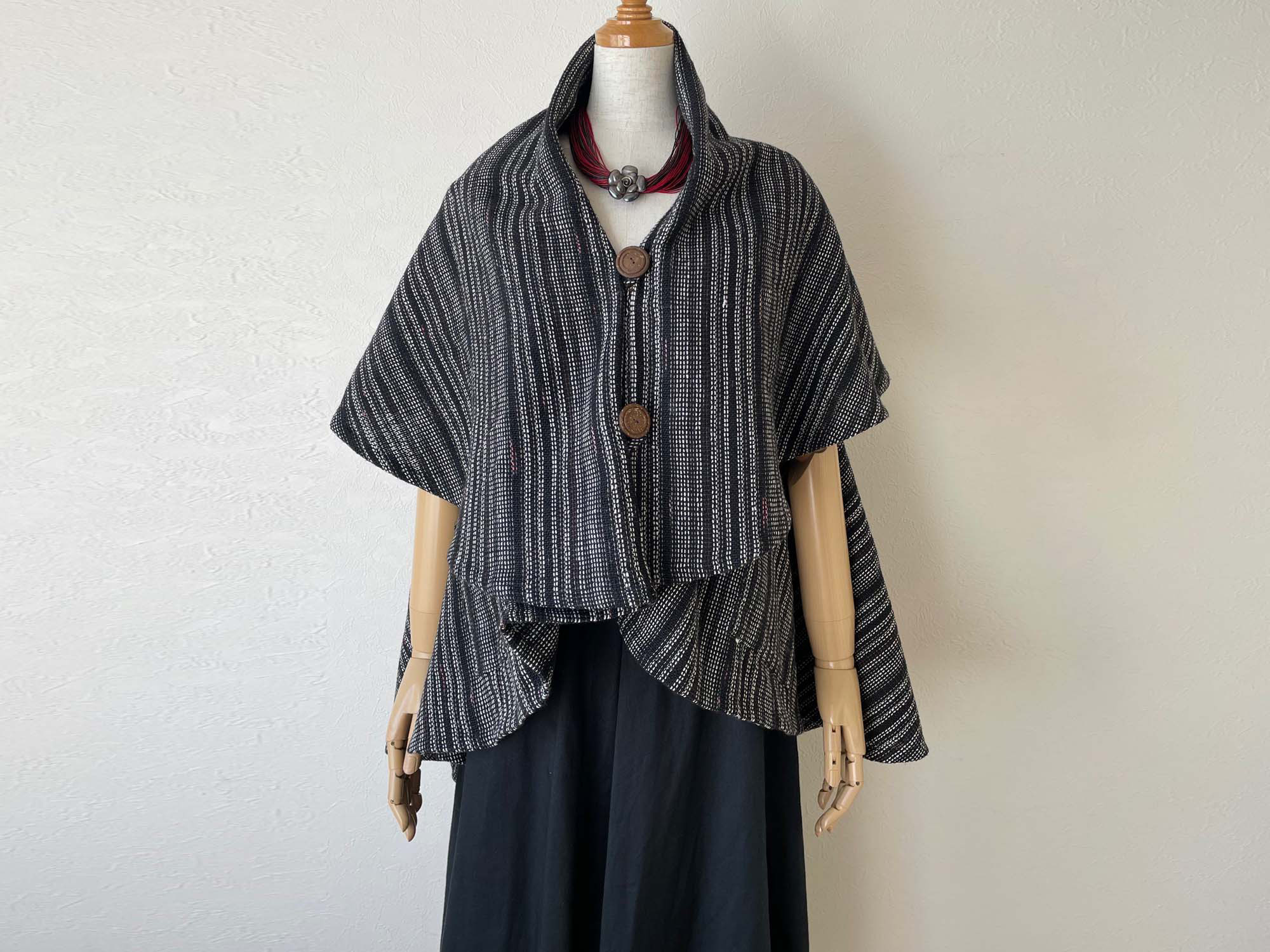 ふんわり手織り綿のケープジャケット 羽織りもの コットン100% フリーサイズ 一点もの モノトーン