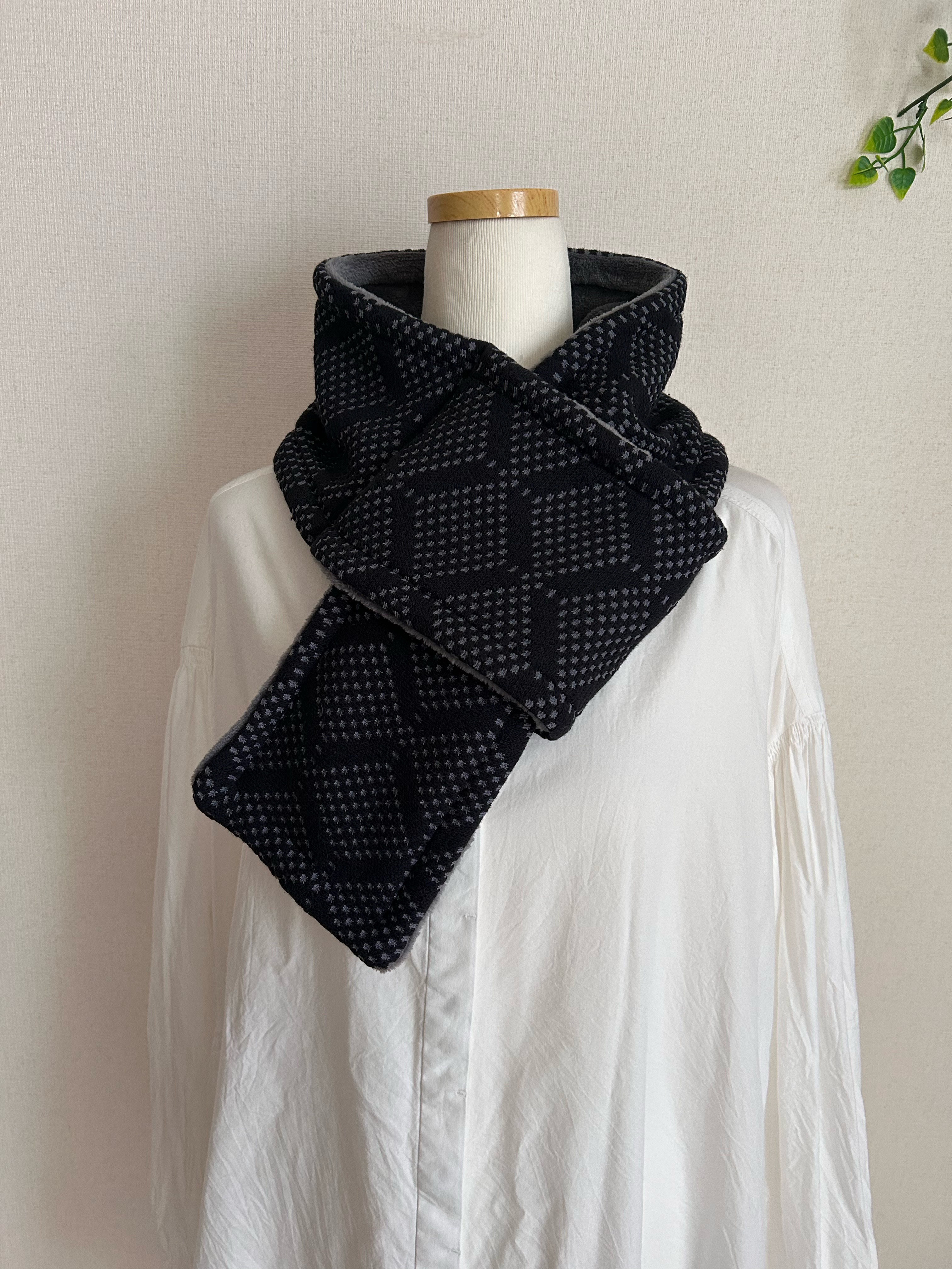 ふわふわボアファー＆ネイビーニット柄のショートマフラー