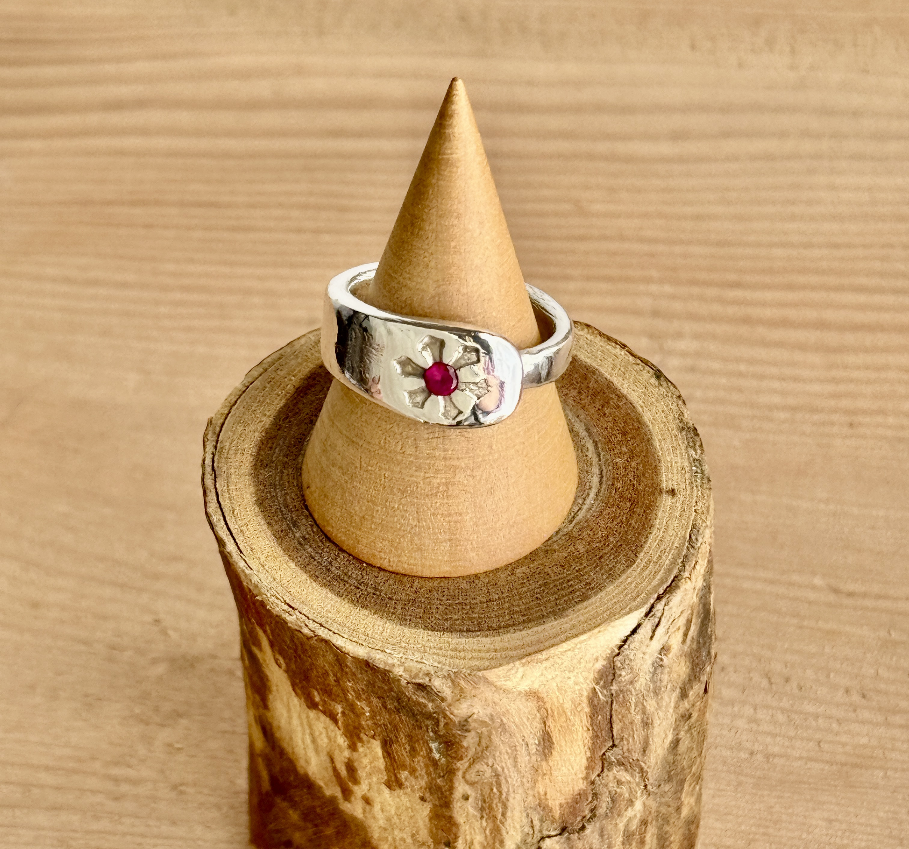 純銀巻きリング 合成石ルビー