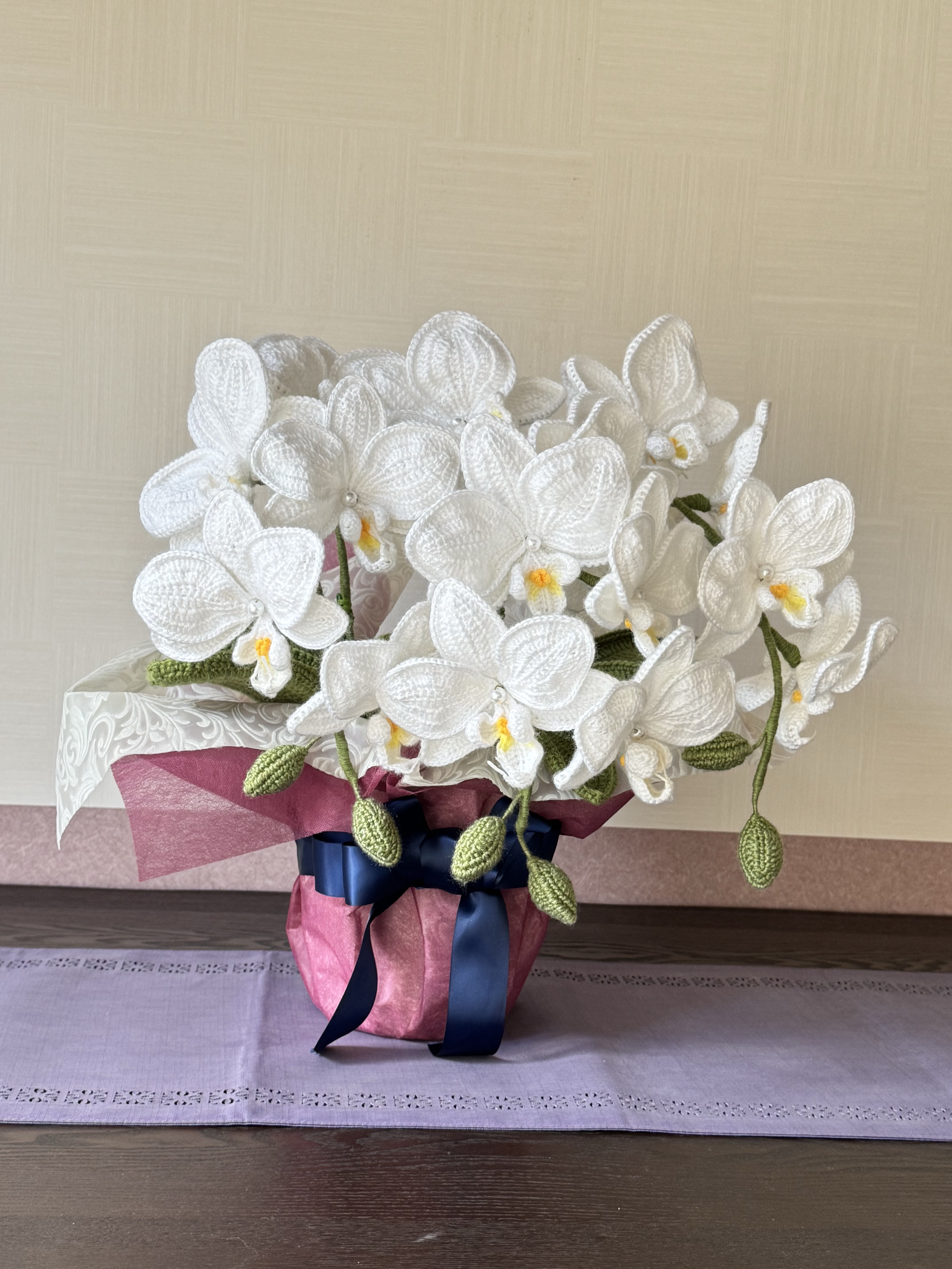 〈一点物〉『かぎ針編みの胡蝶蘭』編み物　お祝い　枯れない花　毛糸　開店　周年　長寿　新築　開業祝い　プレゼント　ギフト