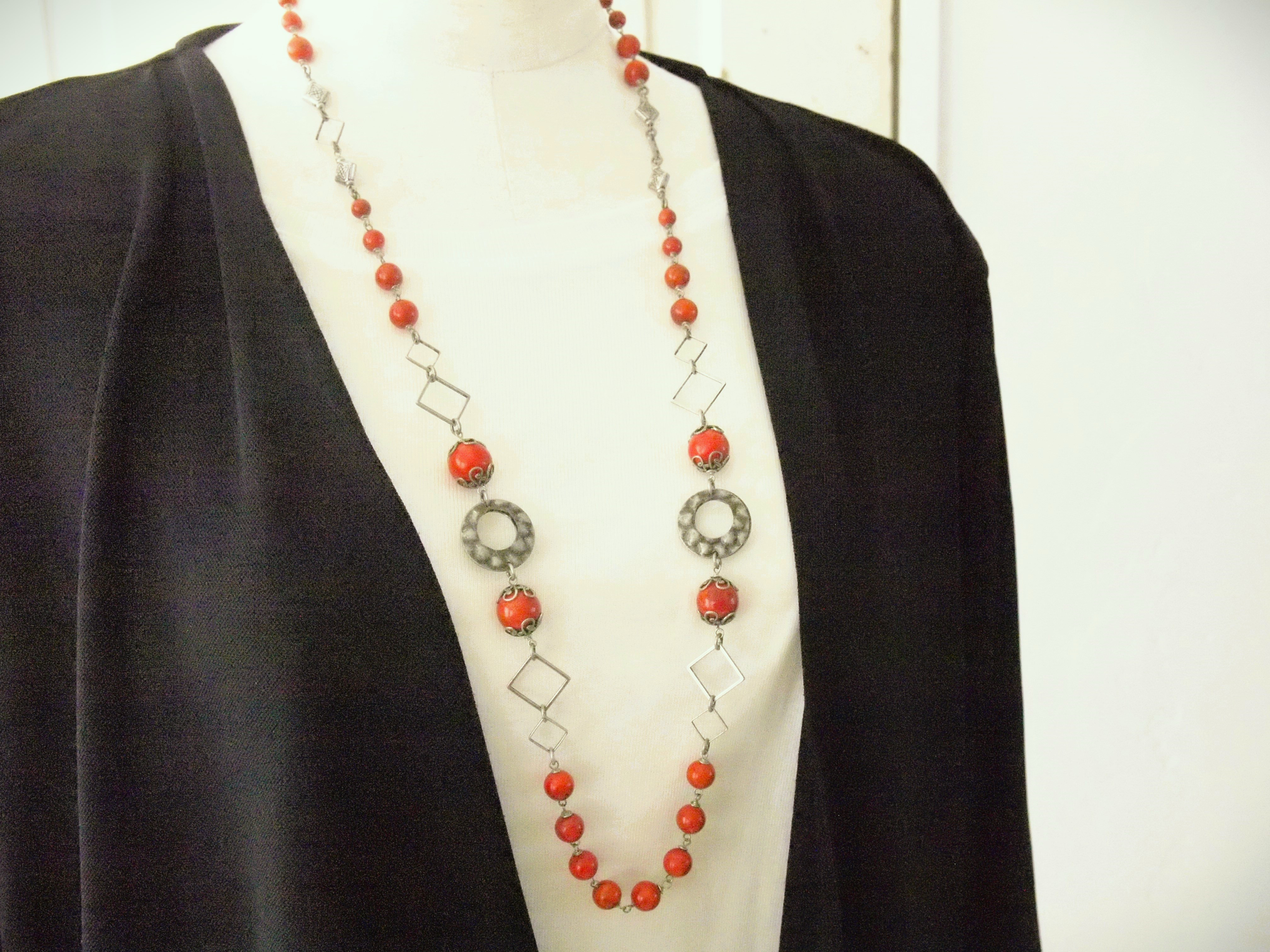 レディースロングネックレス　赤　サンゴ　フープ