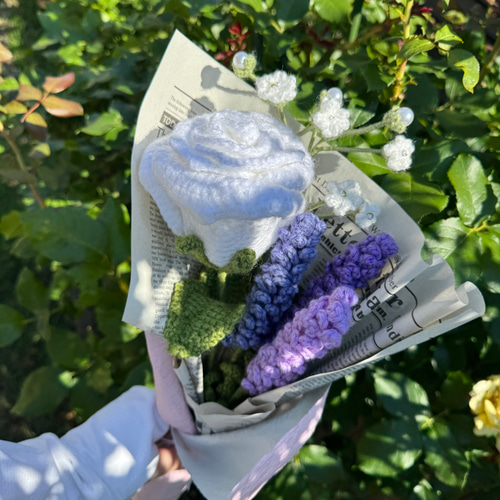 かぎ針編みの白いバラのブーケ』編み物 枯れない花 花束 ブーケ 毛糸