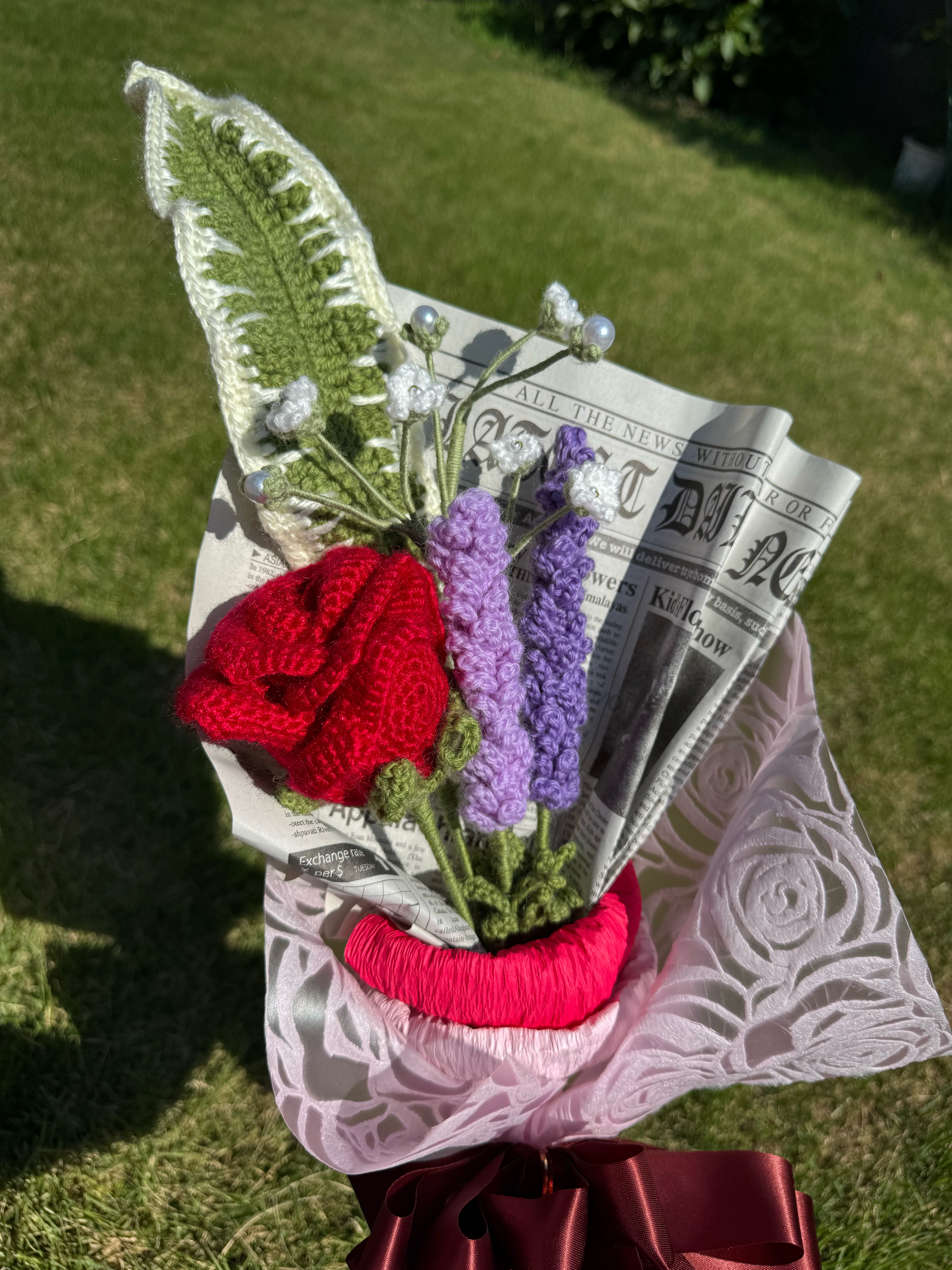 『かぎ針編みの赤いバラのブーケ』編み物　毛糸　ニット　枯れない花　花束　ブーケ　プレゼント　ラベンダー