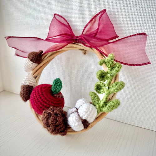 かぎ針編みの秋の実りリースS〜りんごと木の実〜』編み物 毛糸 ニット