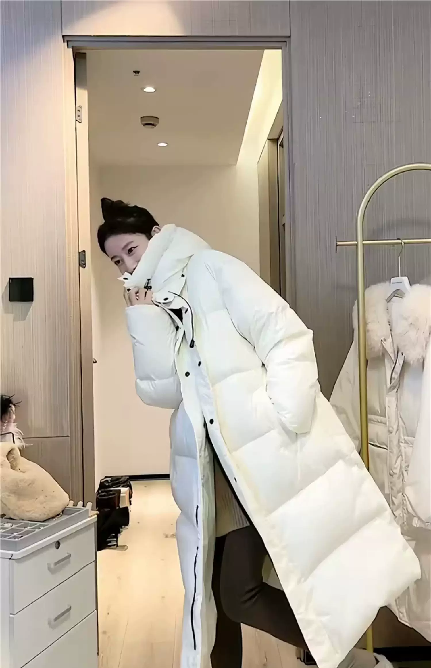 2025年ストレートホワイトカモフラ牛角ボタン ダウンジャケット女性中長期大毛襟厚手冬ファッションコート 高級感 旅行