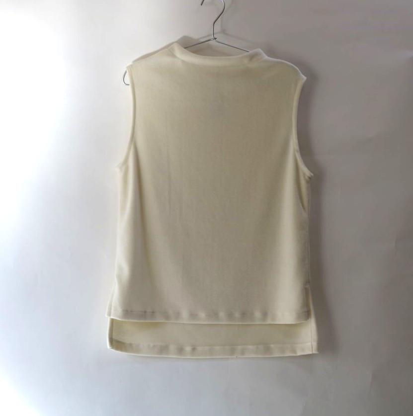 羽のように軽～い、あったかふんわりベスト！！　　ニット　オフホワイト