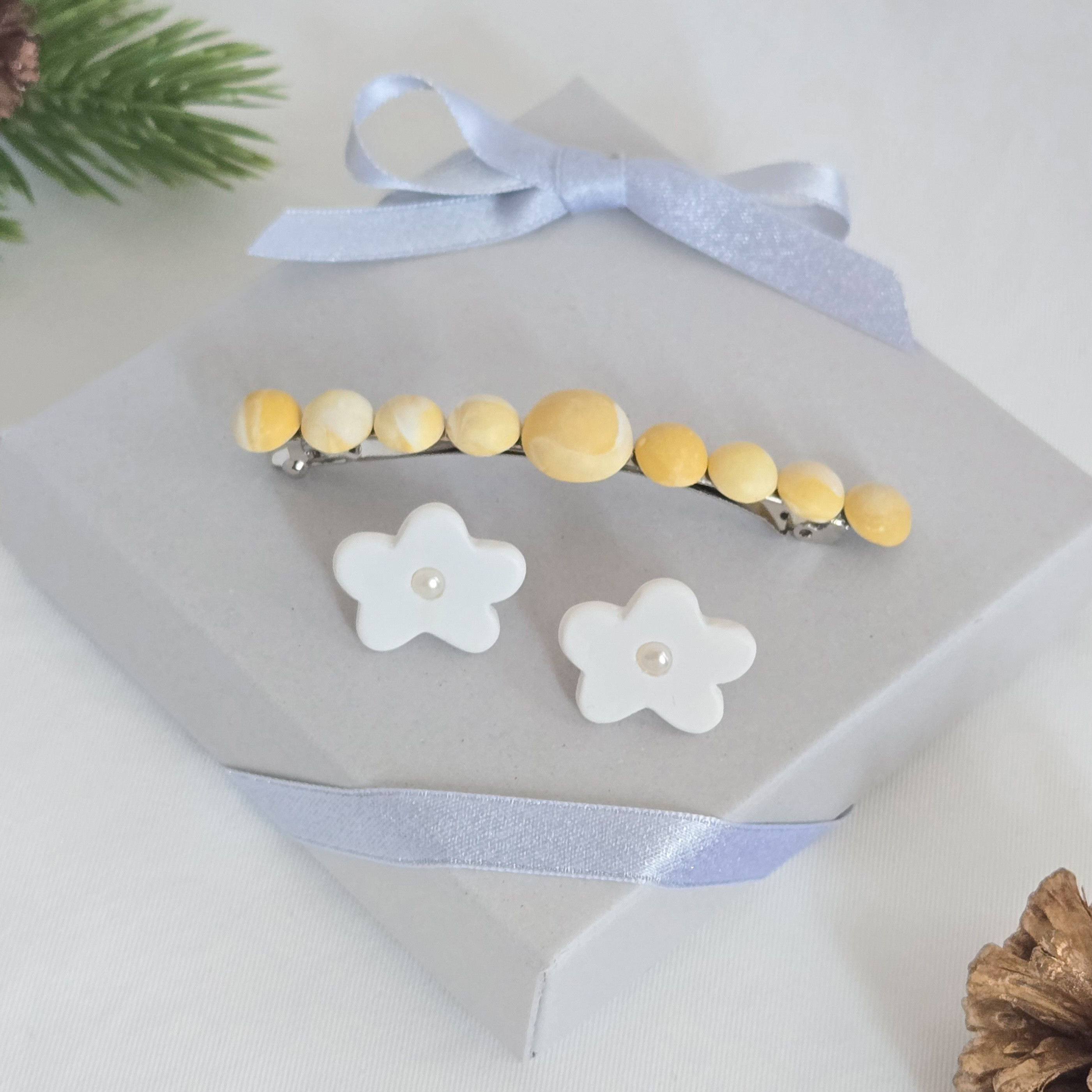 冬を彩る イエローマーブルのロングバレッタとお花のピアス・イヤリングのコフレセット｜淡水パール｜シンプル | 送料無料