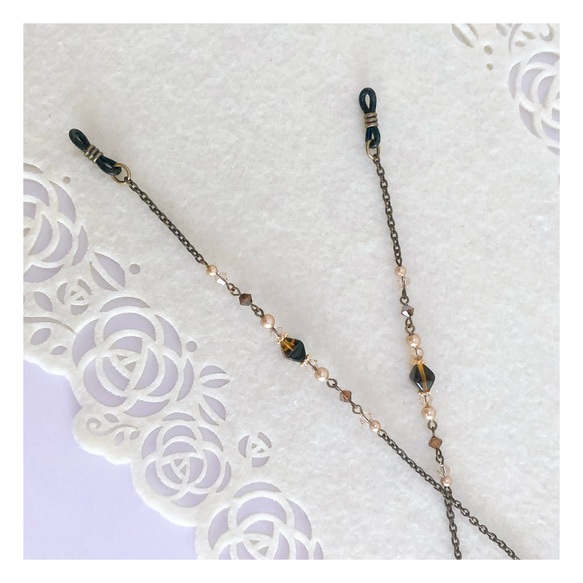 べっ甲色チェコビーズ＆SWAROVSKIのアンティーク調メガネチェーン 4枚目の画像