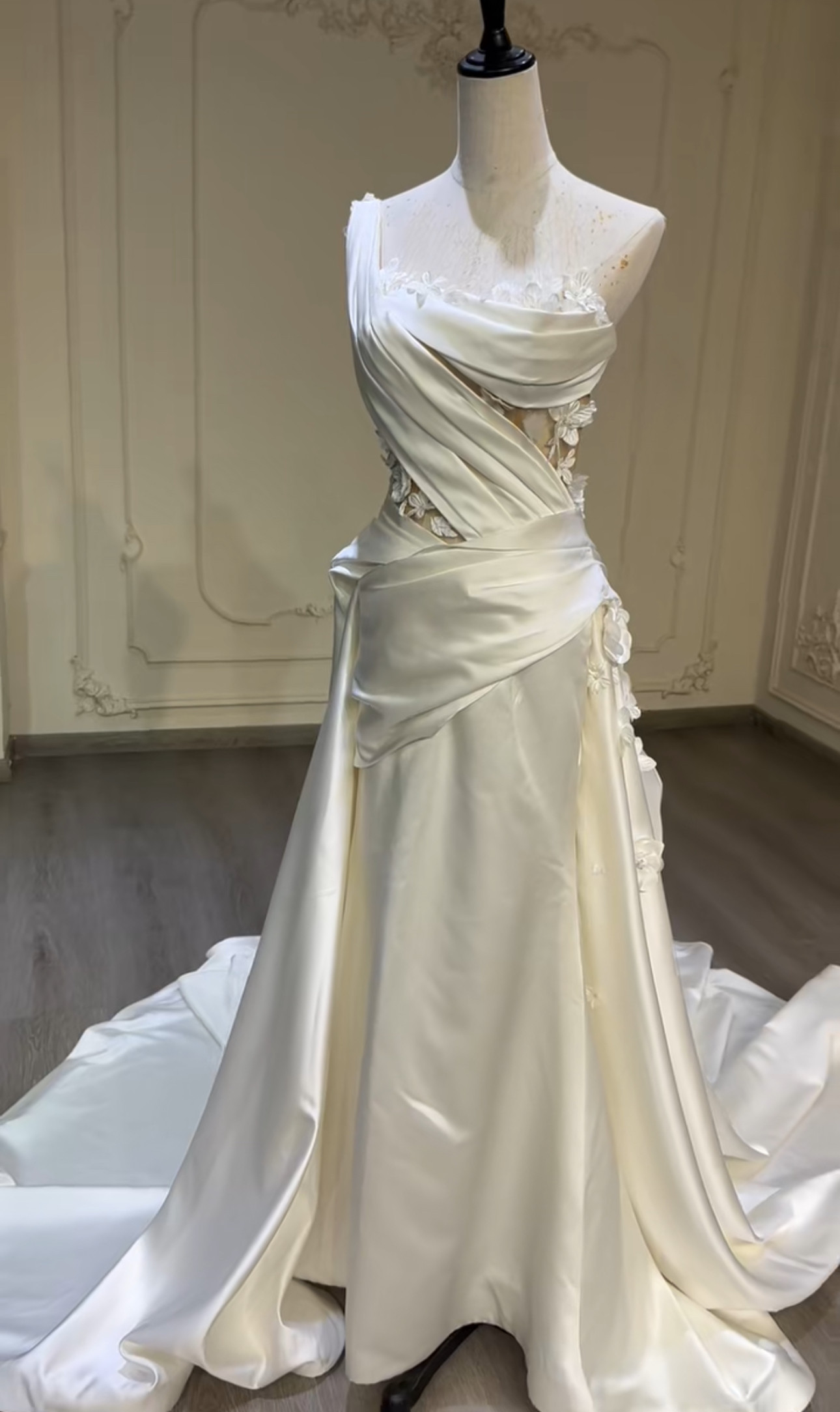 ワンショルダー　高級サテン　アシメドレス非対称　マーメイドドレス　白ホワイト　フランス風　アンティークなドレス　お花飾り