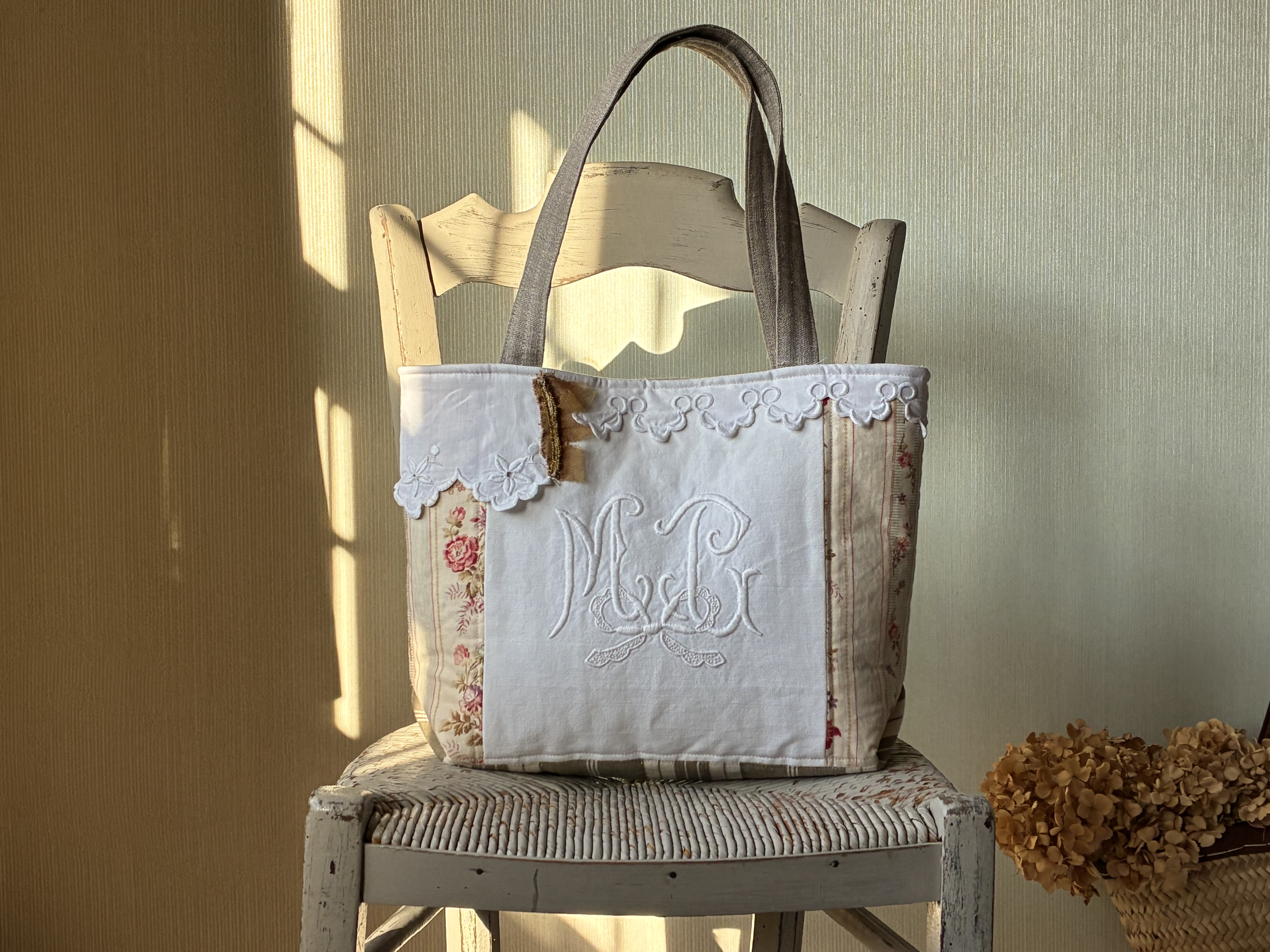 秋冬*antiquelinen＆whitework*モノグラム手刺繍*お守りバッグ*ティキングリネン*フランスアンティー