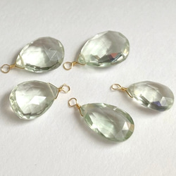 【天然石チャーム】グリーンアメジスト　ペアシェイプ　1個　ハンドメイド素材 1枚目の画像