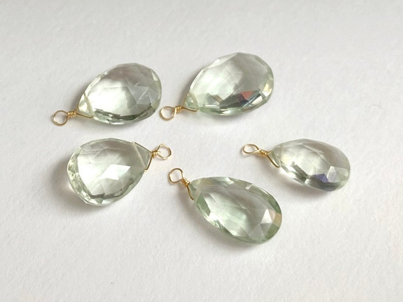 【天然石チャーム】グリーンアメジスト　ペアシェイプ　1個　ハンドメイド素材 1枚目の画像