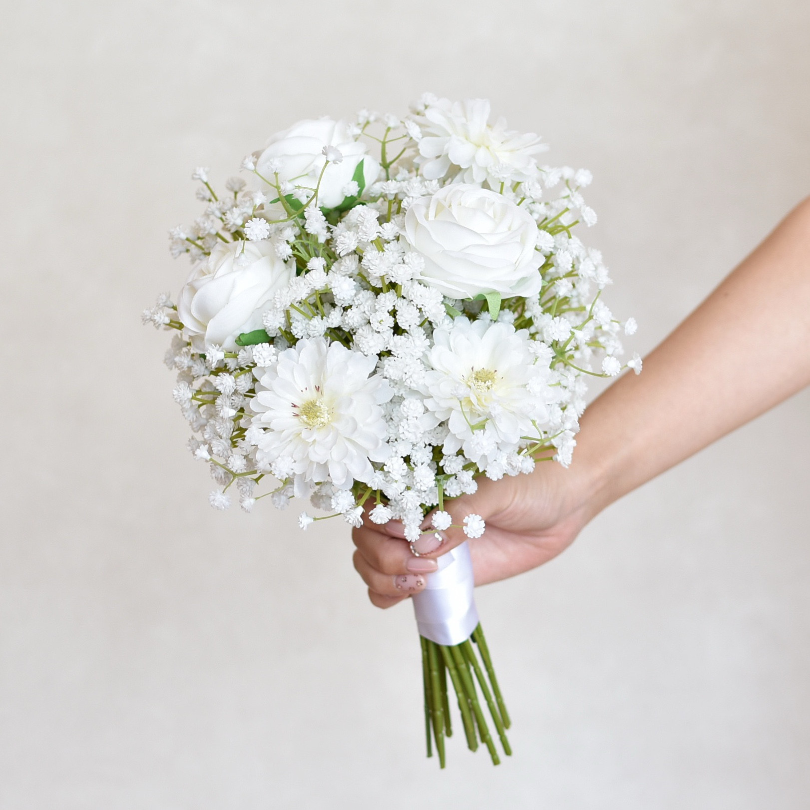 【ブートニア付き】バラ、デイジーとかすみ草のクラッチブーケ（アーティフィシャルフラワー）ウェディングブーケ 造花