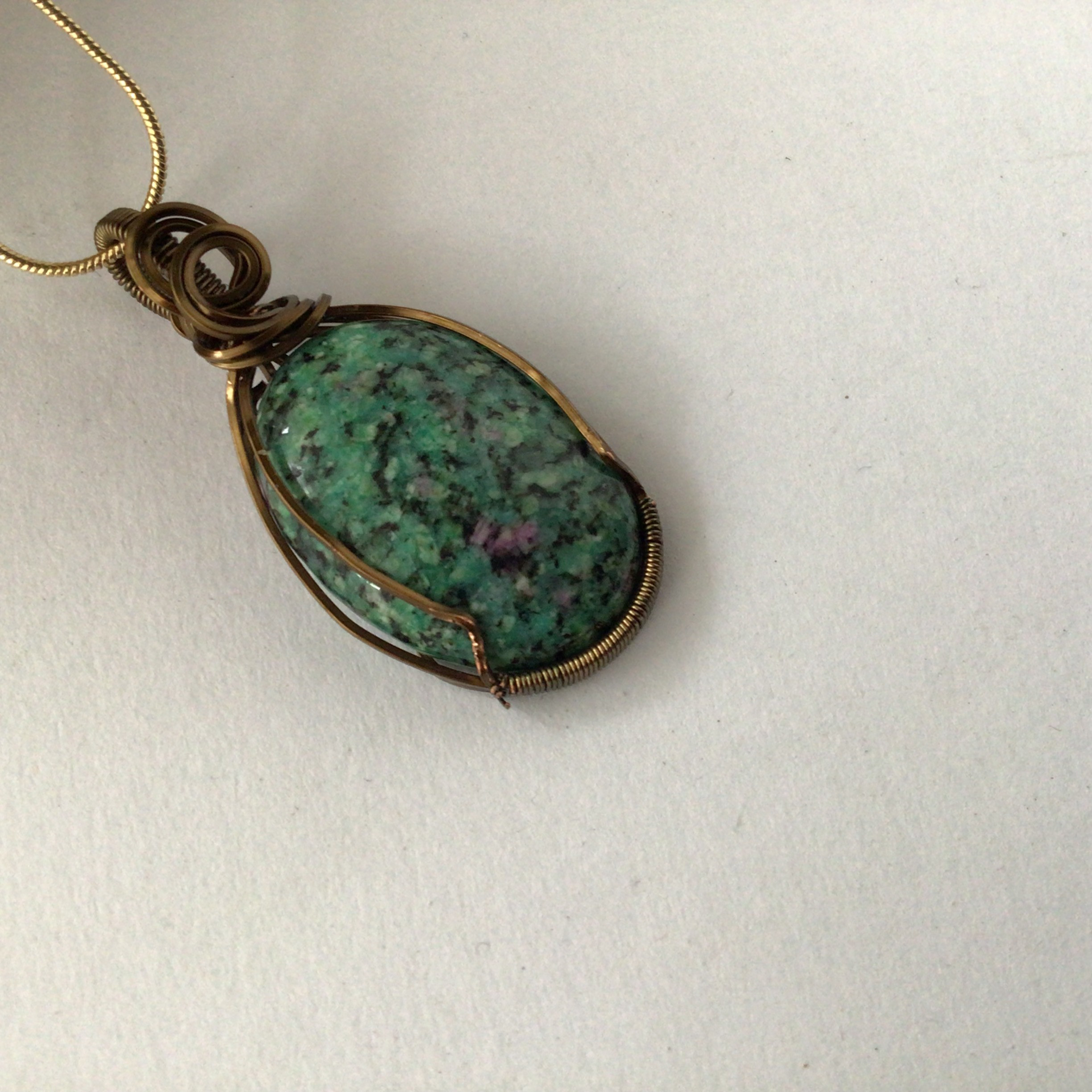 天然石　大ぶりルビーインゾサイトペンダントのゴールドネックレス