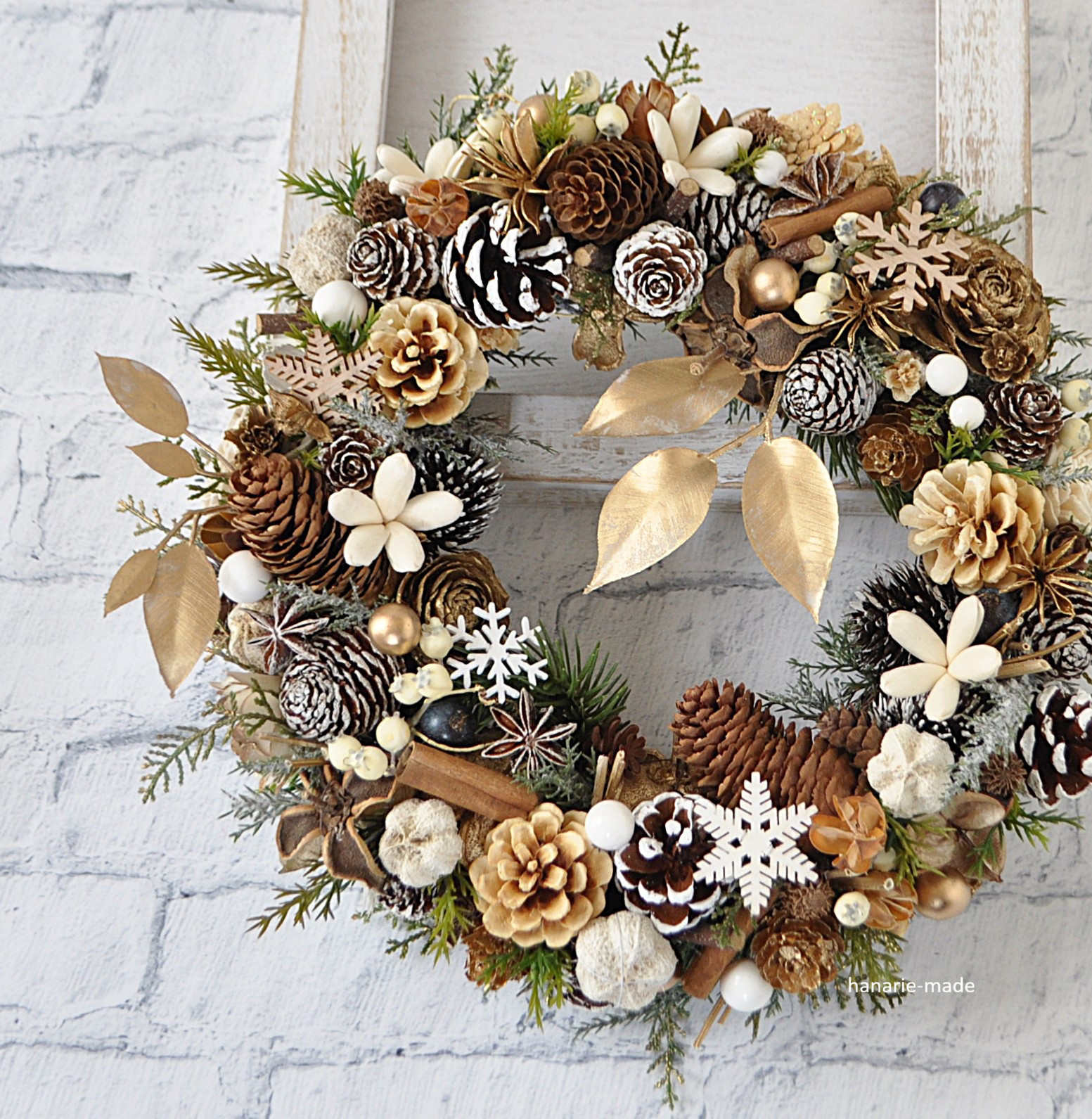 木の実のクリスマス　ゴールドリーフをそえて：木の実　ゴールド：クリスマス　木の実　雪の結晶