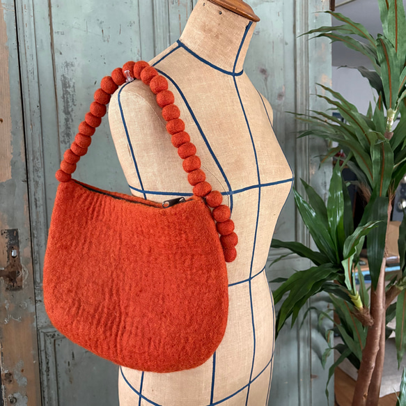 SALE! 羊毛 フェルト ショルダーバッグ ハンドメイド 1枚目の画像