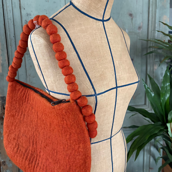 SALE! 羊毛 フェルト ショルダーバッグ ハンドメイド 2枚目の画像