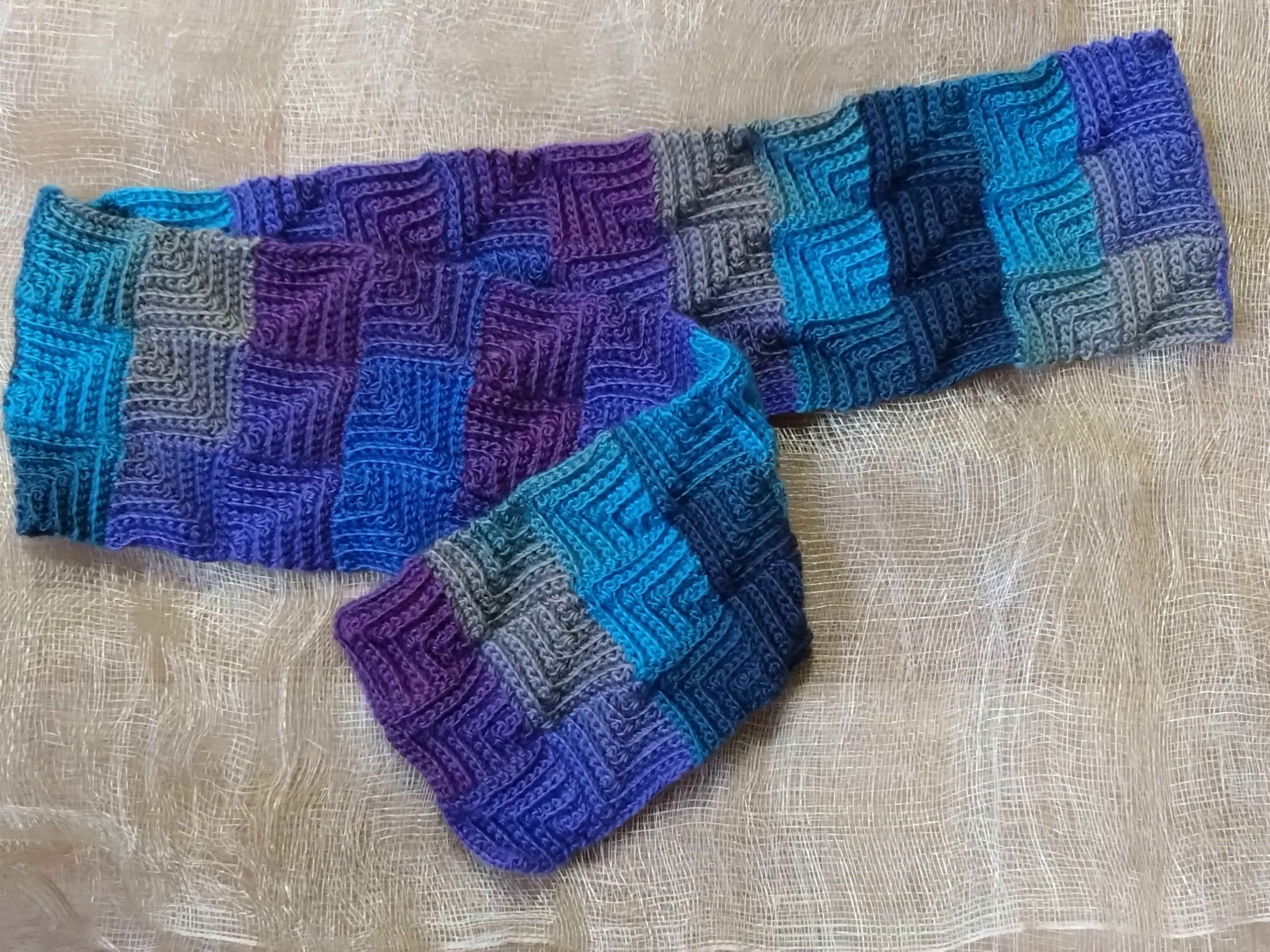 「手編みマフラー」No.5　紫系　モザイクタイル風　かぎ針編み