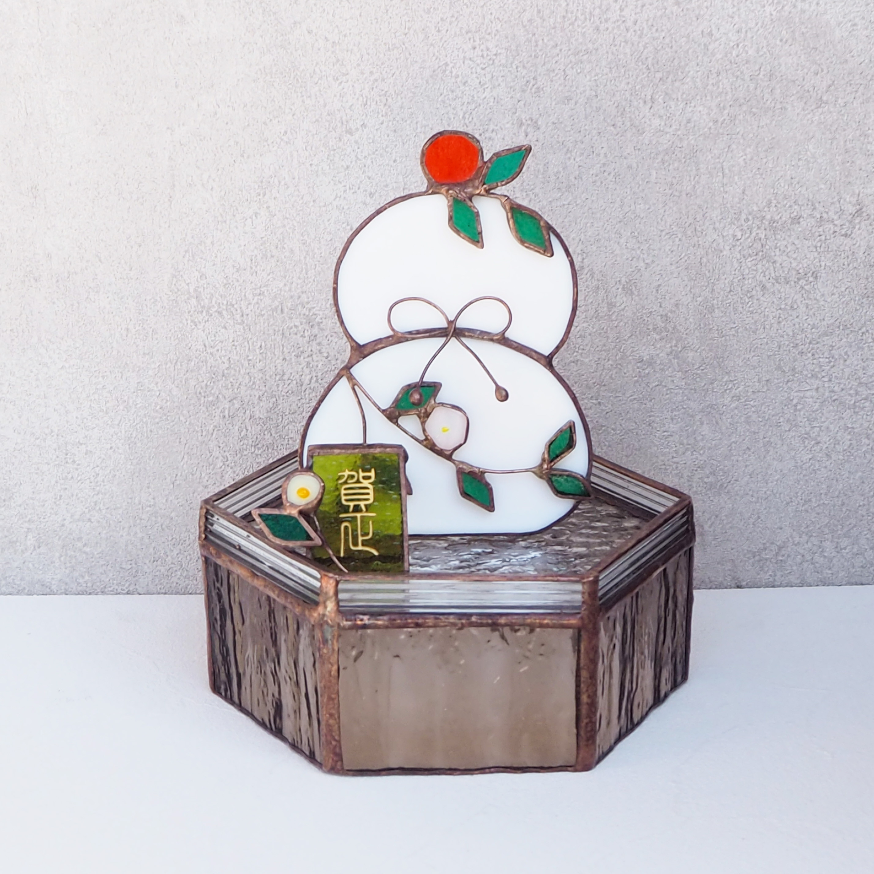 光が織りなす年の始まり - ステンドグラスの鏡餅