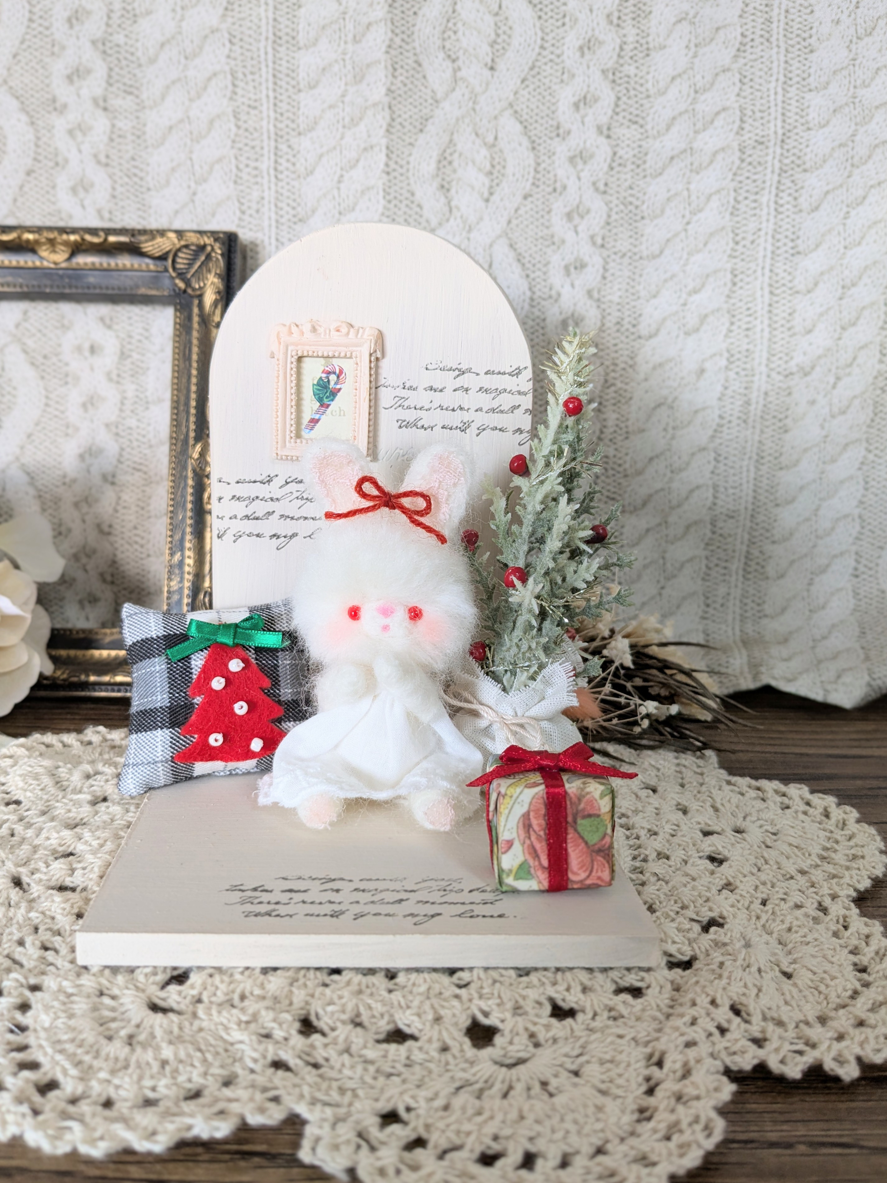 クラシカルクリスマスの白うさぎドール＊羊毛フェルト＊小さな癒しの子