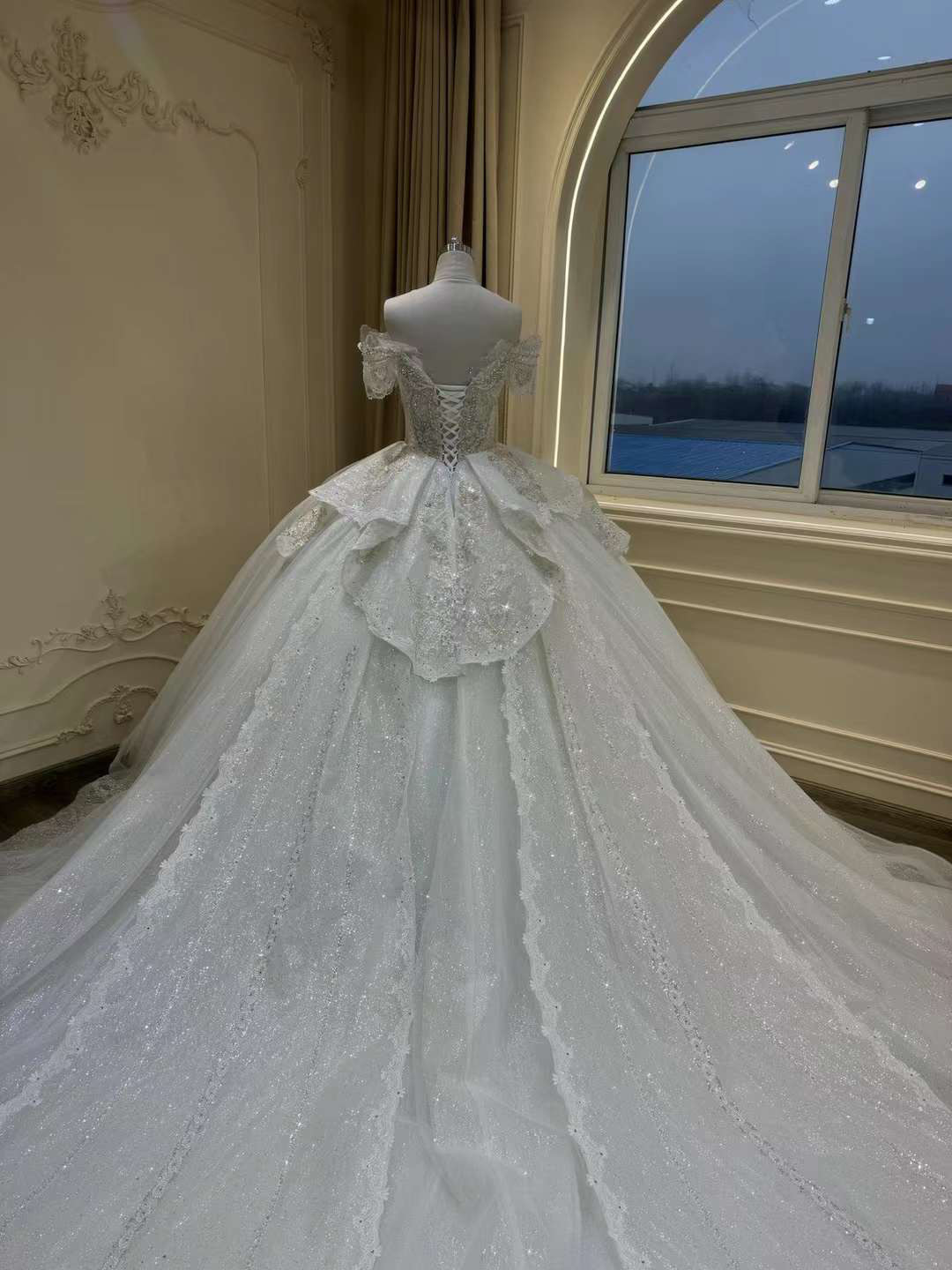 豪華！抜群のおしゃれ見え　ウェディングドレス　オフショルダー　二の腕カバー　ビジュー　グリッター　サイズオーダー可能