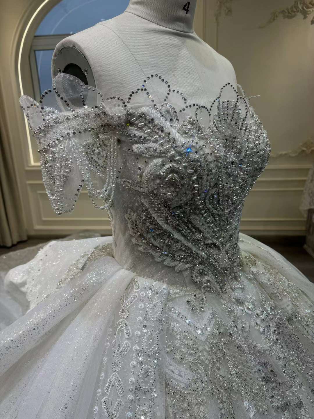 豪華！抜群のおしゃれ見え　ウェディングドレス　オフショルダー　二の腕カバー　ビジュー　グリッター　サイズオーダー可能