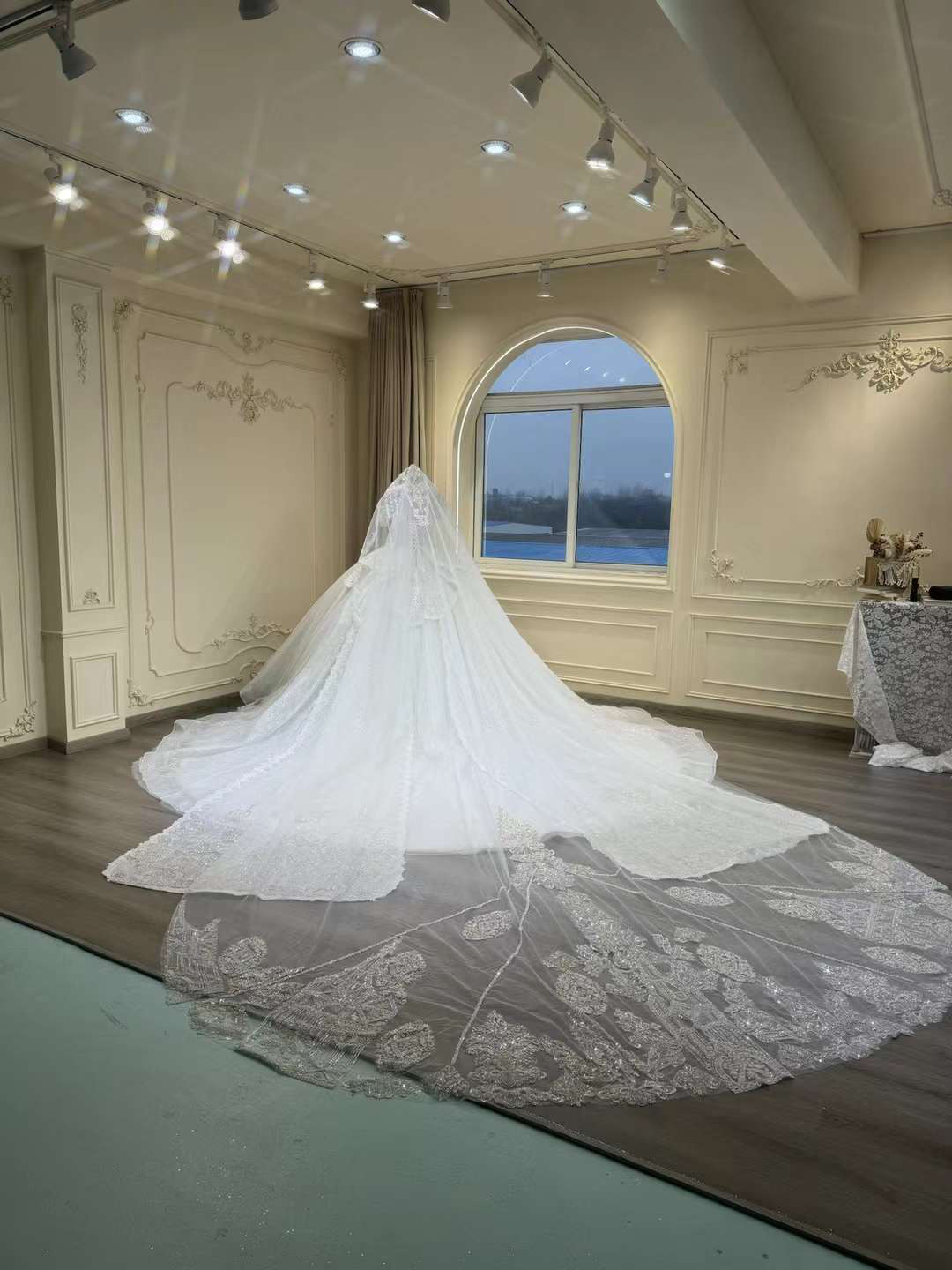 豪華！抜群のおしゃれ見え　ウェディングドレス　オフショルダー　二の腕カバー　ビジュー　グリッター　サイズオーダー可能