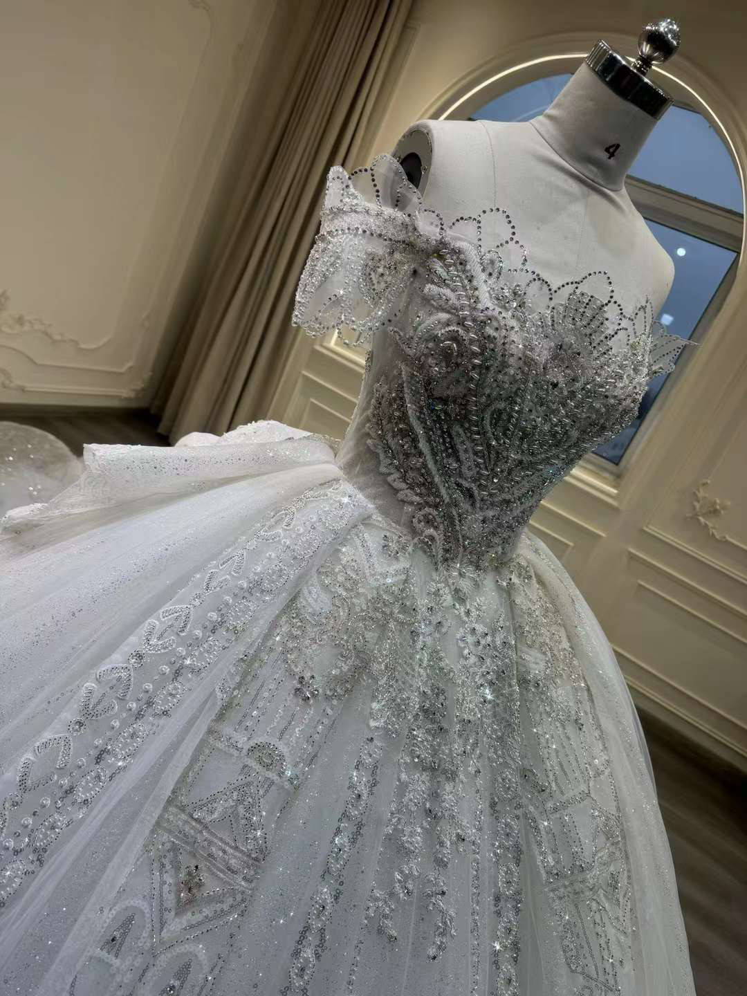 豪華！抜群のおしゃれ見え　ウェディングドレス　オフショルダー　二の腕カバー　ビジュー　グリッター　サイズオーダー可能