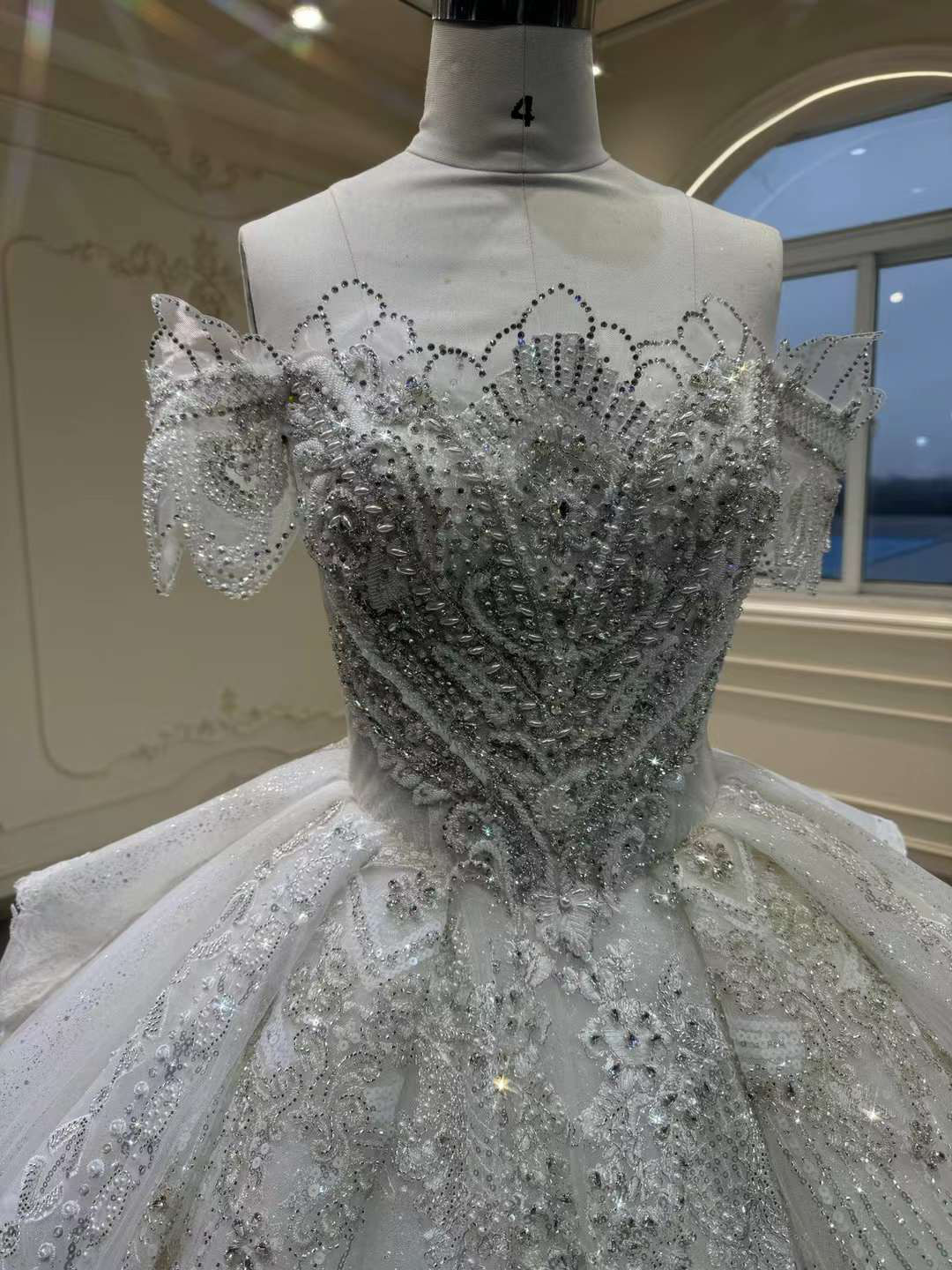 豪華！抜群のおしゃれ見え　ウェディングドレス　オフショルダー　二の腕カバー　ビジュー　グリッター　サイズオーダー可能