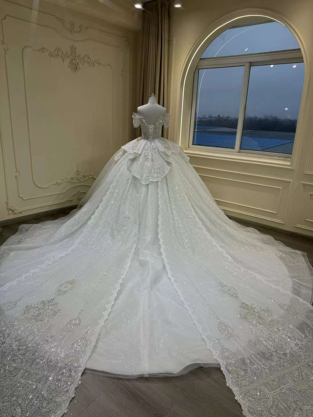 豪華！抜群のおしゃれ見え　ウェディングドレス　オフショルダー　二の腕カバー　ビジュー　グリッター　サイズオーダー可能