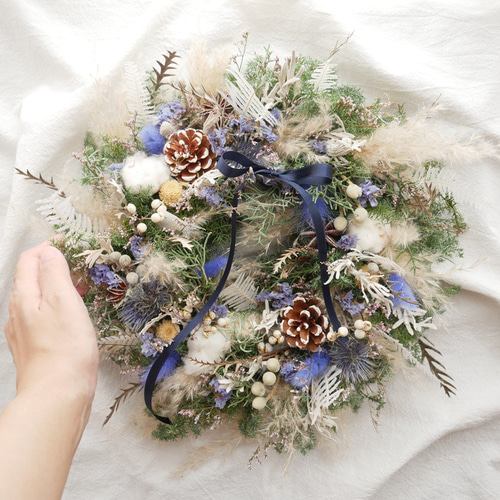 針葉樹と青い草花の静かに香るリース 針葉樹と青い草花の静かに香るリース 針葉樹のクリスマスリース