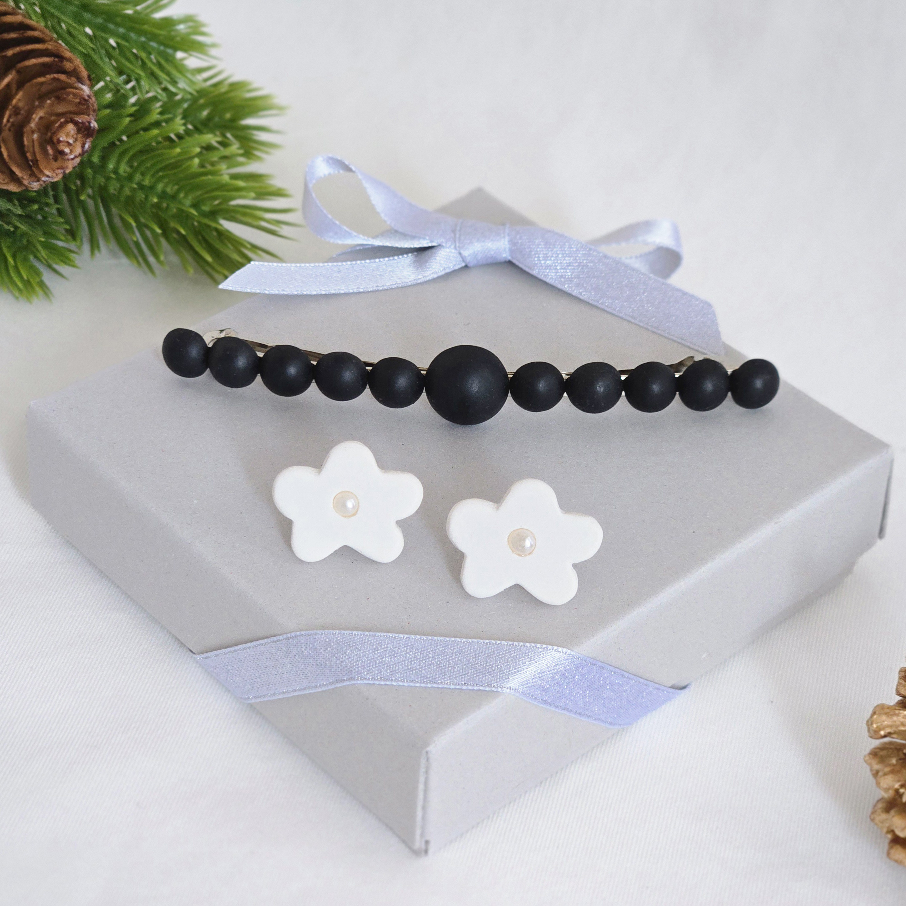 冬をシックに彩る 黒のロングバレッタとお花のピアス・イヤリングのコフレセット｜淡水パール｜シンプル上品 | 送料無料