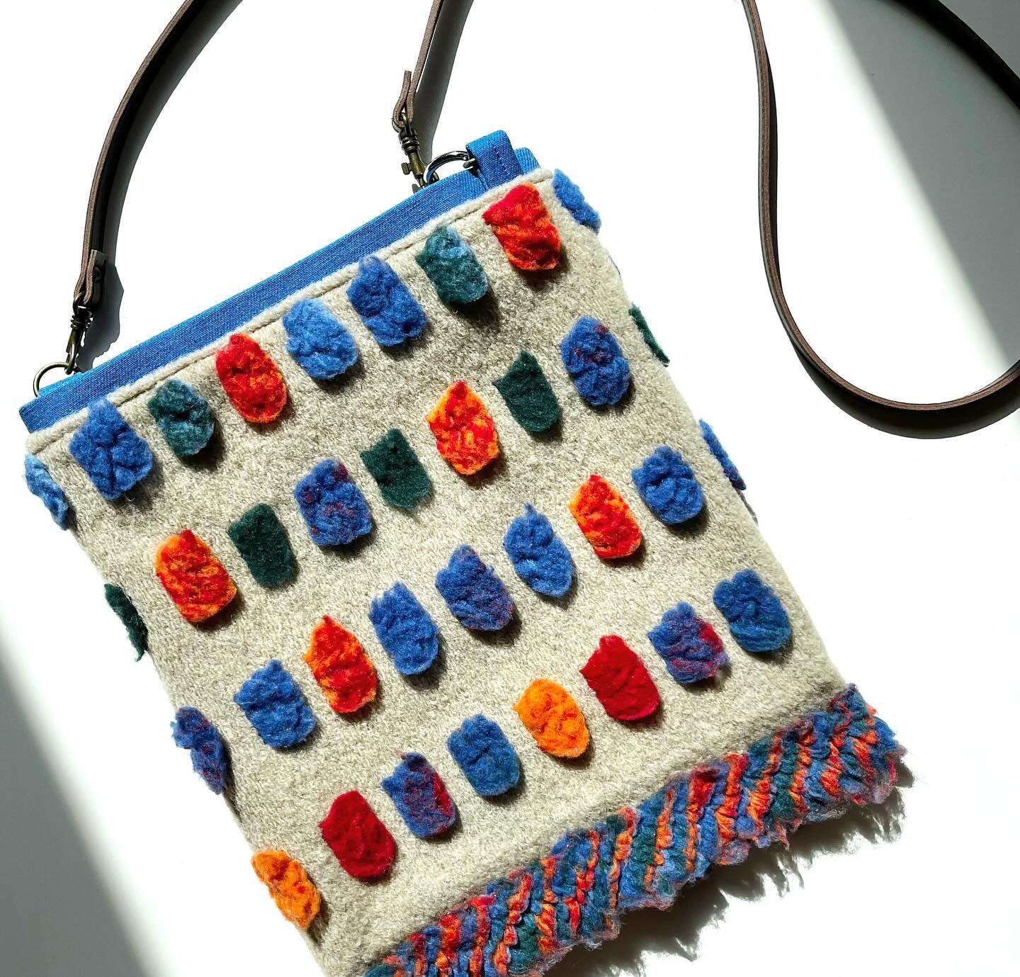 カラフルなモコモコが可愛い！柔らかサコッシュ