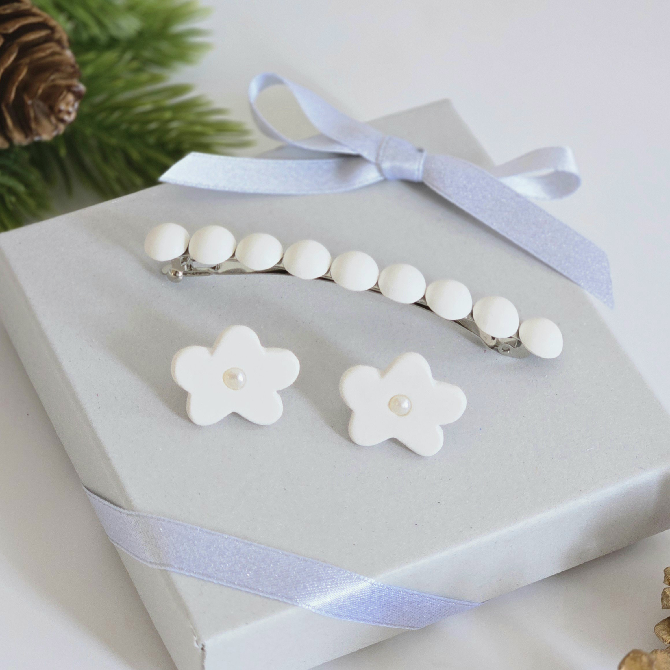 冬をやさしく彩る 白のロングバレッタとお花のピアス・イヤリングのコフレセット｜淡水パール｜シンプル上品 | 送料無料 4,150円