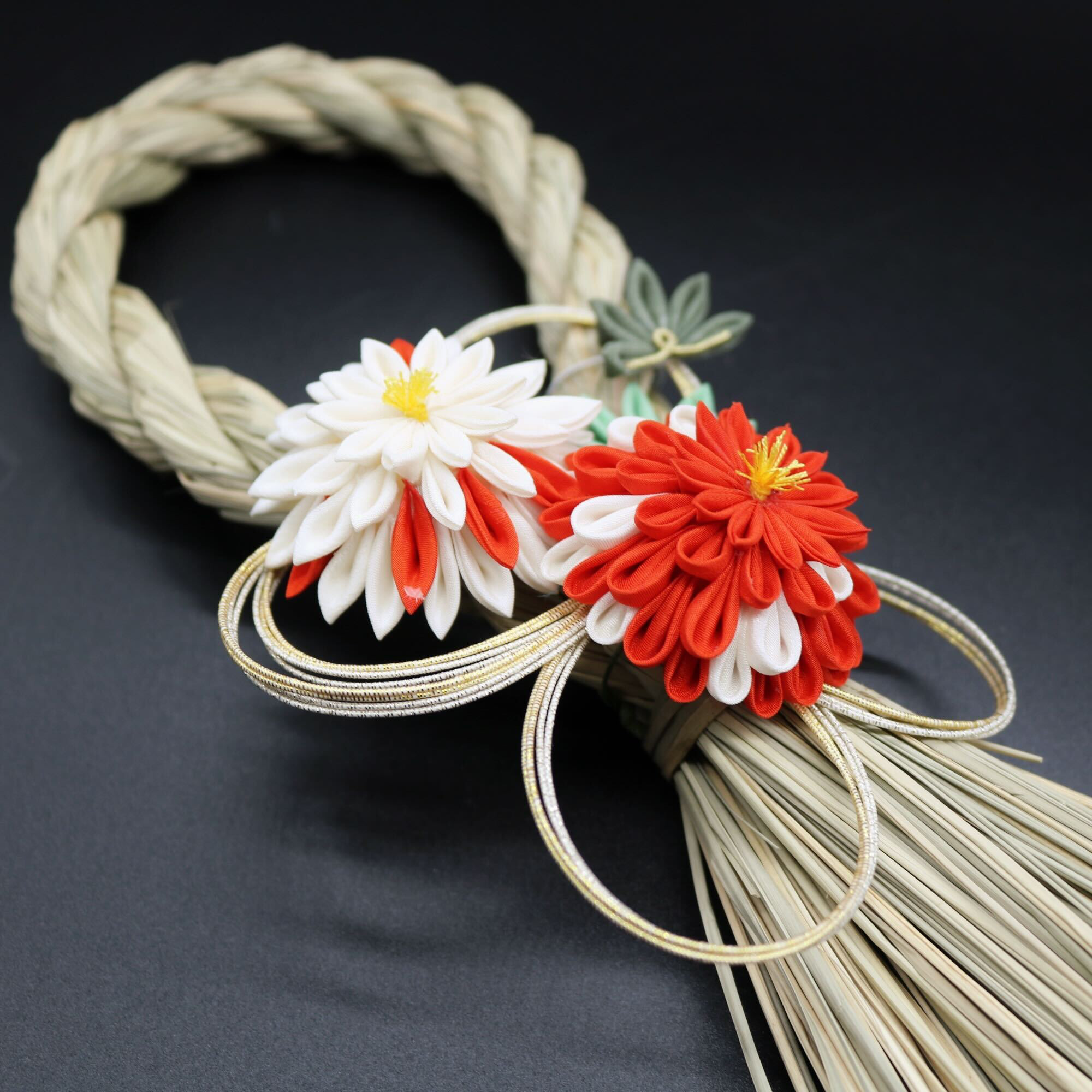 つまみ細工のしめ縄飾り