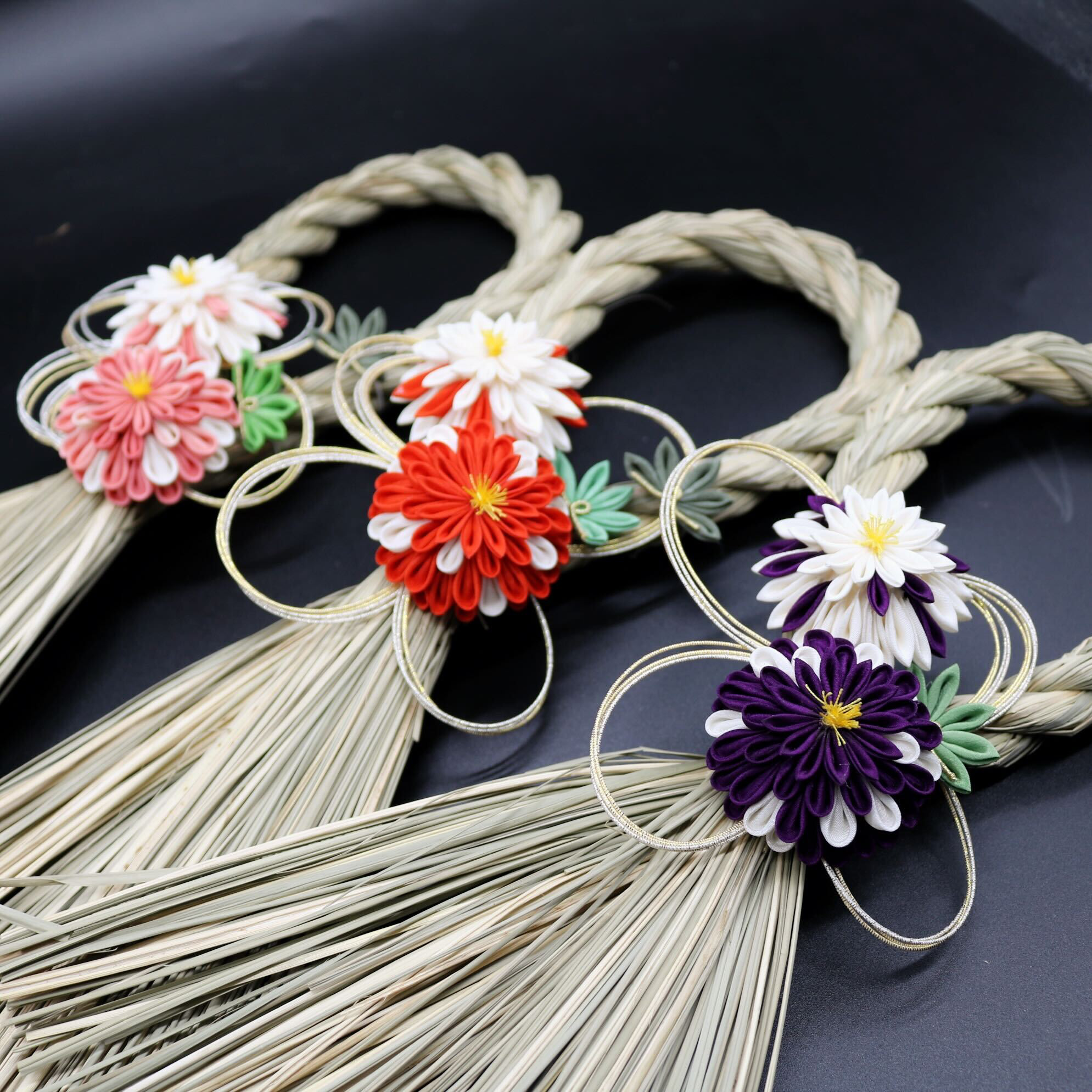 つまみ細工のしめ縄飾り