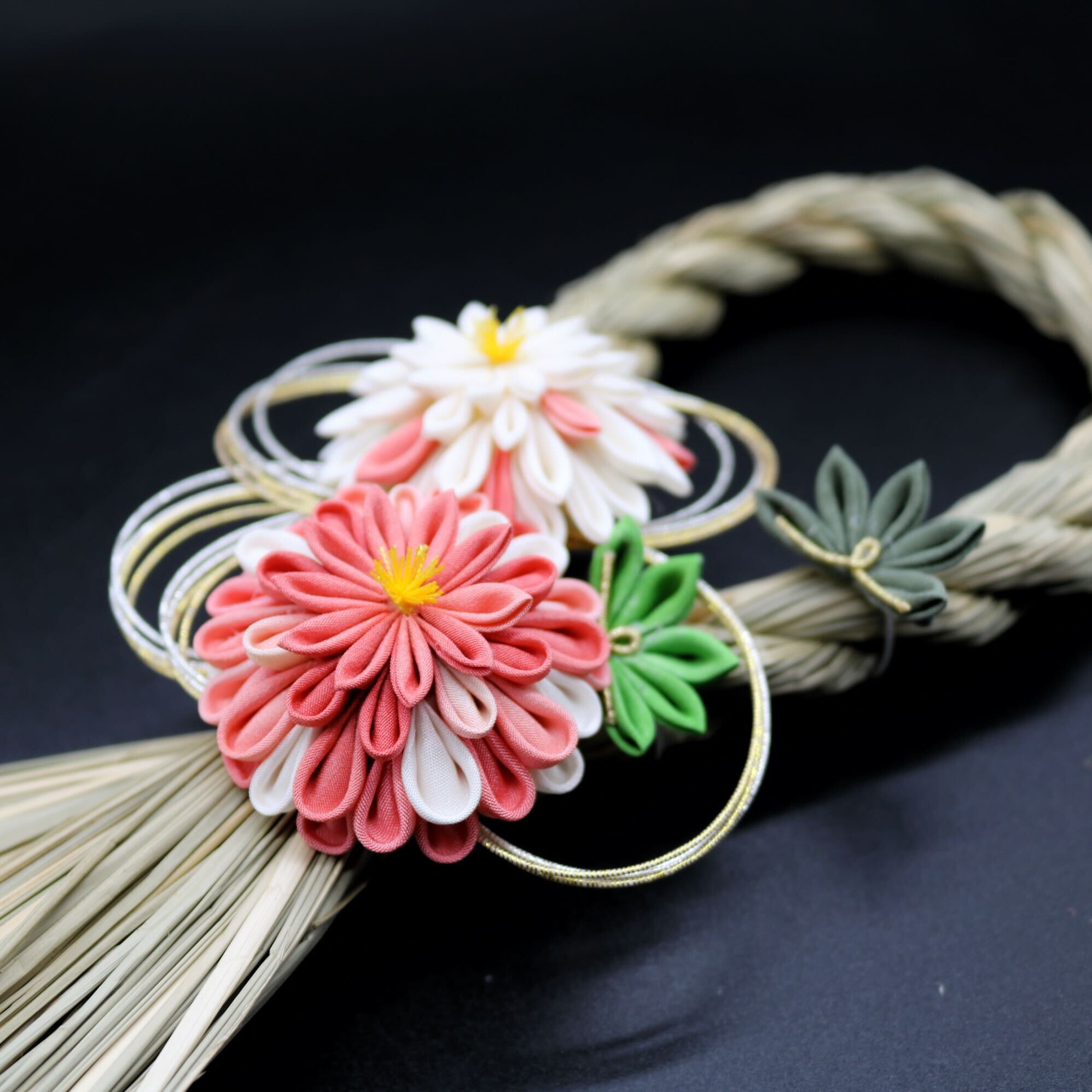 つまみ細工のしめ縄飾り