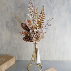 Golden Winter Bouquet – シャビーな冬のブーケ –ダリアと松ぼっくりのワイヤーベースアレンジ 9枚目の画像