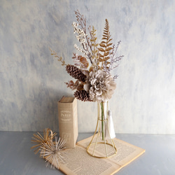 Golden Winter Bouquet – シャビーな冬のブーケ –ダリアと松ぼっくりのワイヤーベースアレンジ 13枚目の画像