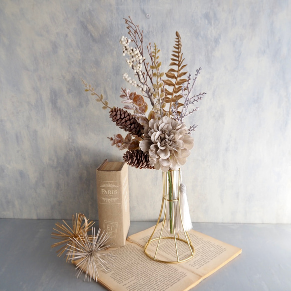 Golden Winter Bouquet – シャビーな冬のブーケ –ダリアと松ぼっくりのワイヤーベースアレンジ 13枚目の画像