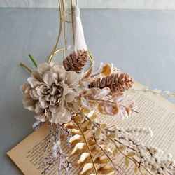 Golden Winter Bouquet – シャビーな冬のブーケ –ダリアと松ぼっくりのワイヤーベースアレンジ 5枚目の画像