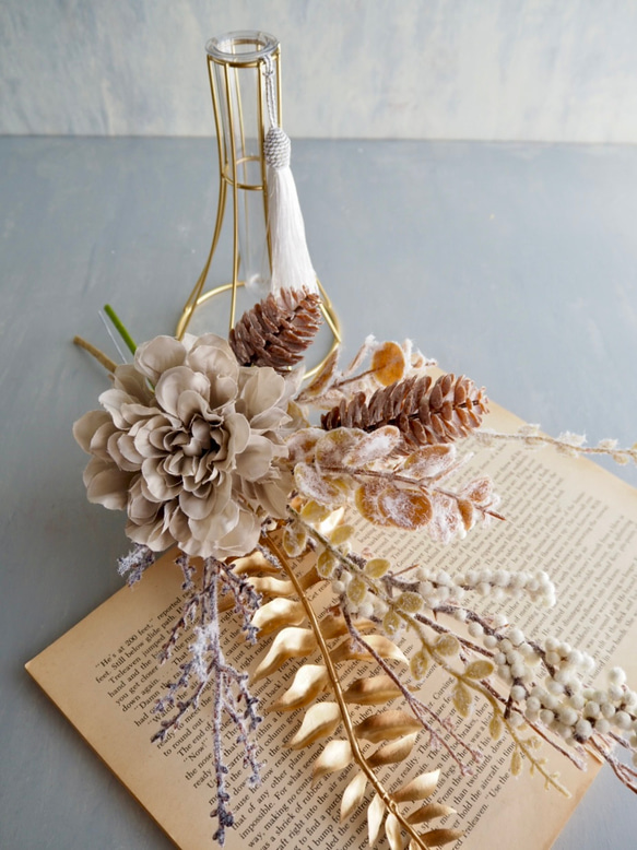 Golden Winter Bouquet – シャビーな冬のブーケ –ダリアと松ぼっくりのワイヤーベースアレンジ 5枚目の画像