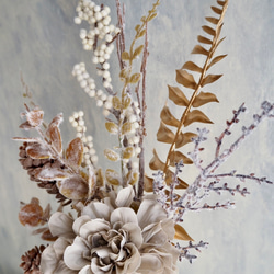 Golden Winter Bouquet – シャビーな冬のブーケ –ダリアと松ぼっくりのワイヤーベースアレンジ 15枚目の画像