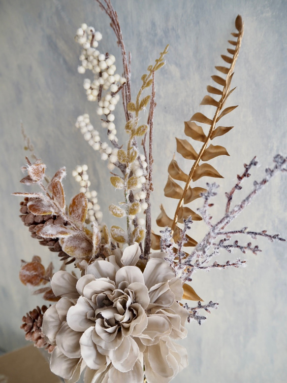 Golden Winter Bouquet – シャビーな冬のブーケ –ダリアと松ぼっくりのワイヤーベースアレンジ 15枚目の画像
