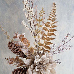 Golden Winter Bouquet – シャビーな冬のブーケ –ダリアと松ぼっくりのワイヤーベースアレンジ 16枚目の画像