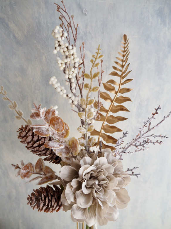 Golden Winter Bouquet – シャビーな冬のブーケ –ダリアと松ぼっくりのワイヤーベースアレンジ 16枚目の画像