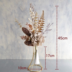 Golden Winter Bouquet – シャビーな冬のブーケ –ダリアと松ぼっくりのワイヤーベースアレンジ 3枚目の画像